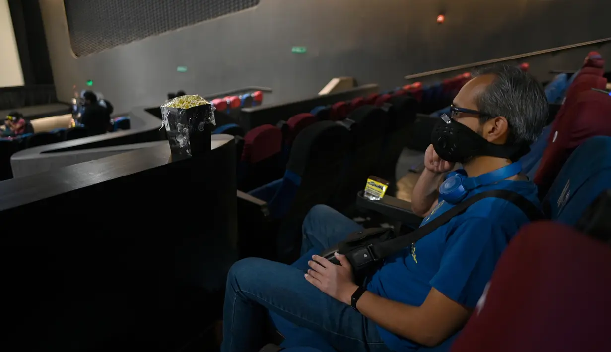 Seorang pria yang memakai masker menunggu di dalam bioskop Cineteca Nacional saat pelonggaran pembatasan di Mexico City, Rabu (12/8/2020). Setelah ditutup hampir lima bulan akibat Corona, bioskop di ibu kota Meksiko dibuka kembali dengan kapasitas 30 persen. (ALFREDO ESTRELLA/AFP)