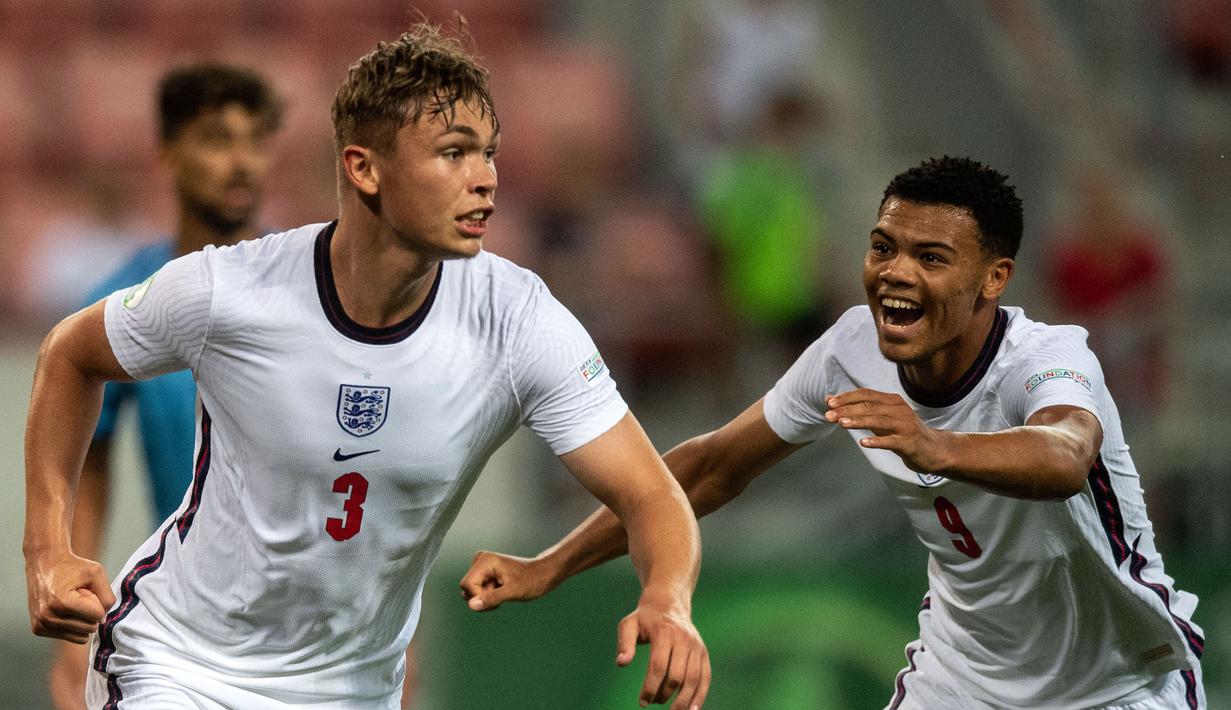 Pemain Timnas Inggris, Callum Doyle (kiri) melakukan selebrasi bersama rekannya Dane Scarlett setelah mencetak gol ke gawang Israel pada laga final UEFA European Championship U-19 di Trnava, Slovakia, 1 Juli 2022. Bek tengah Coventry City tersebut tercatat memiliki nilai pasar Rp69.53 Miliar menurut situs Transfermarkt. (AFP/Vladimir Simicek)