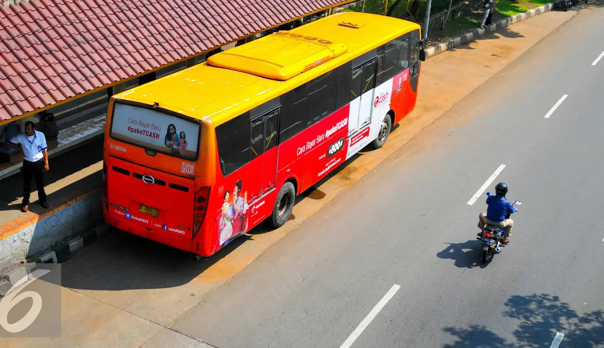 Bus Transjakarta saat berhenti di halte Universitas Indonesia Depok, Jakarta, Senin (25/4/2016). Transjakarta tambah 4 rute baru untuk memudahkan warga luar Jakarta. (Liputan6.com/Yoppy Renato)