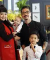 Alena Wu merayakan Imlek 2018 bersama suami dan kedua buah hatinya. Ia dan sang suami terlihat kompak mengenakan busana warna hitam yang dipadu dengan warna merah. (Foto: instagram.com/alena_wu)