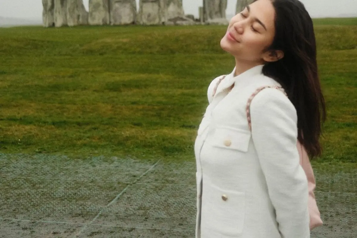 Gaya Fashionable Azizah Salsha Liburan di Inggris Jadi Sorotan Akibat Jadikan Tas Chanel Rp90 Jutaan Sebagai Gantungan Payung
