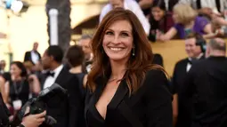 Julia Roberts pun mengisi daftar artis dunia yang tergolong awet muda. Meski pemain film berbakat ini berusia 48 tahun, namun wajahnya masih tampak cantik. Terlebih, Julia pandai memadukan busana saat dirinya tampil di depan publik. (AFP Photo)