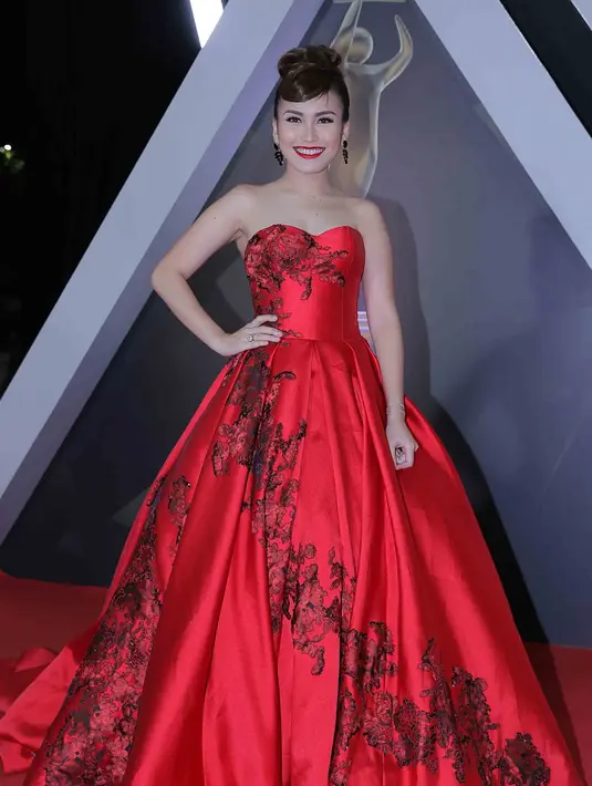 Ayu Ting Ting, penyanyi dangdut itu mengenakan busana karya desainer Andrea Sodang. Gaun pesta warna merah terang mampu menarik. Ayu terlihat seksi dengan gaun bagian atas dada terbuka hingga punggung. (Deki Prayoga/Bintang.com)