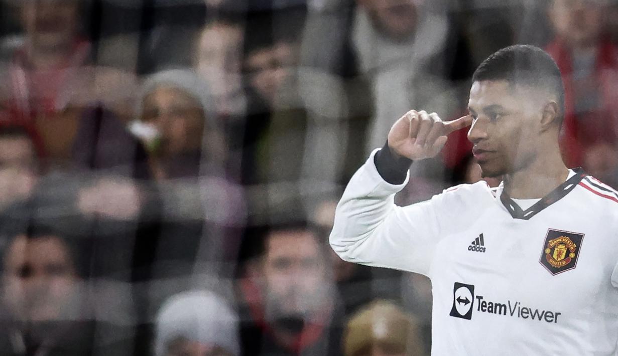 Marcus Rashford dari Manchester United berselebrasi setelah mencetak gol ke gawang Nottingham Forest pada semifinal leg pertama Piala Liga Inggris, Kamis (26/1/2023). Manchester United menang telak atas Nottingham Forest dengan skor 3-0. (AFP/Darren Staples)