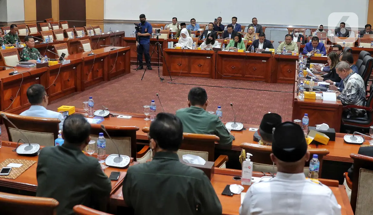 Suasana saat Kepala Staf TNI Angkatan Laut (Kasal) Laksamana TNI Yudo Margono mengikuti uji kelayakan dan kepatutan (fit and proper test) calon Panglima TNI di Komisi I DPR, Kompleks Parlemen, Senayan, Jumat (2/12/2022). Laksamana TNI Yudo Margono merupakan calon tunggal Panglima TNI yang diusulkan oleh Presiden Joko Widodo. (Liputan6.com/Angga Yuniar)