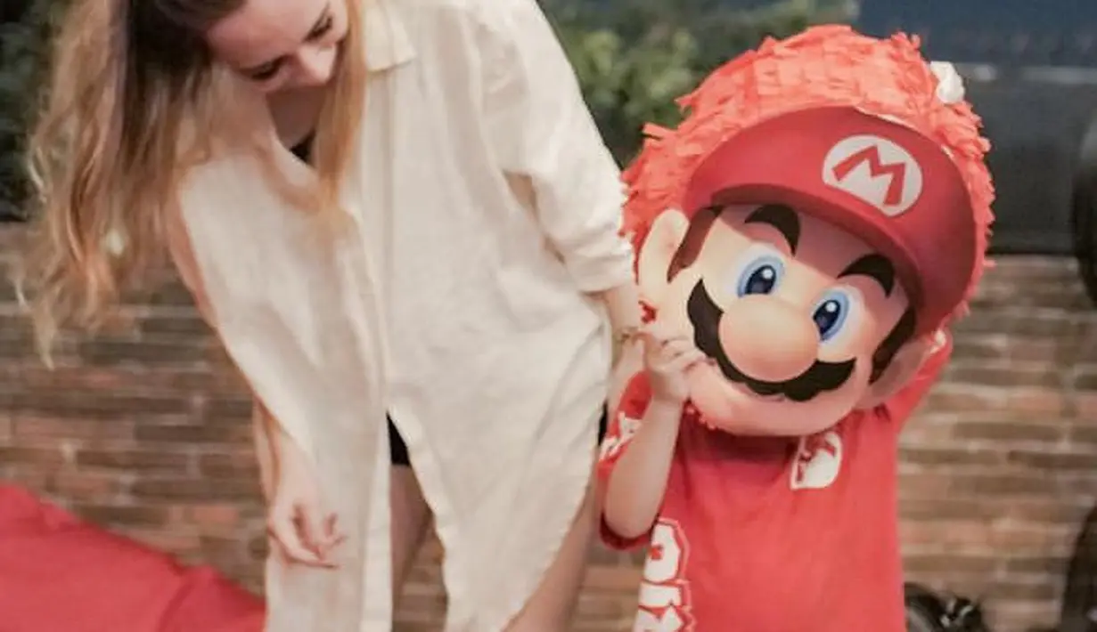 Dengan topeng Mario nya, si kecil mengenakan kaos warna merahnya.  [@anneofficial1990]