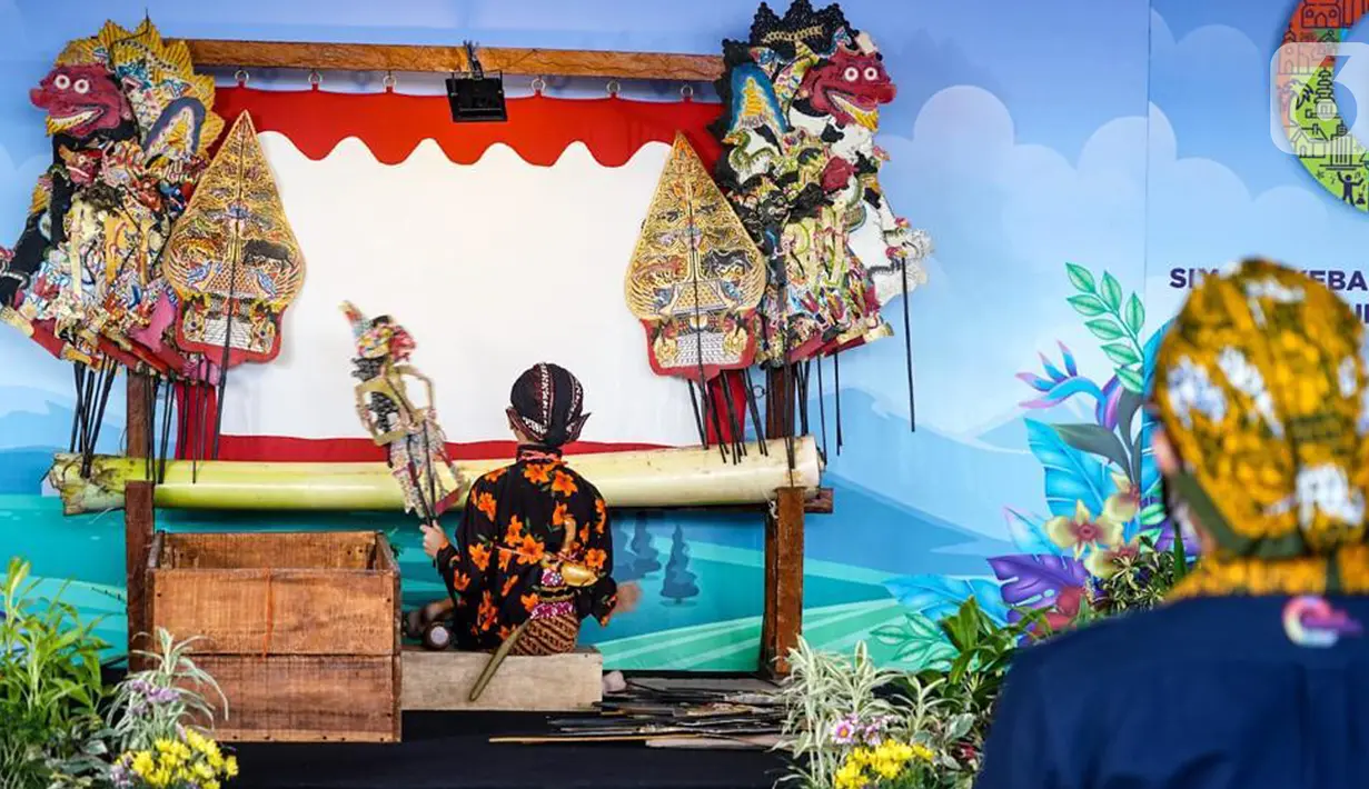 Dalang cilik Adimas Alby Ersani Widyaputra yang juga youtuber konten wayang memainkan wayang kulit dihadapan Menteri Parekraf Sanidaga Uno di desa wisata Rejowinangun, Yogyakarta, Jumat (08/10/2021). Alby merupakan keturunan ke 9 dari kakek buyutnya bernama Mbah Gondo. (Liputan6.com/HO/Parekraf)