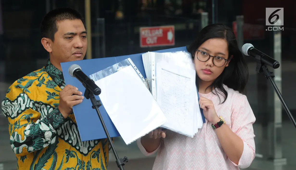 Ketua Wadah Pegawai KPK Yudi Purnomo Harahap (kiri) menunjukkan petisi 1.000 tanda tangan tolak Capim KPK bermasalah di Gedung KPK, Jakarta, Senin (2/9/2019). Pegawai KPK berharap Presiden Joko Widodo selektif memilih 10 Capim KPK yang akan diberikan ke DPR. (merdeka.com/Dwi Narwoko)