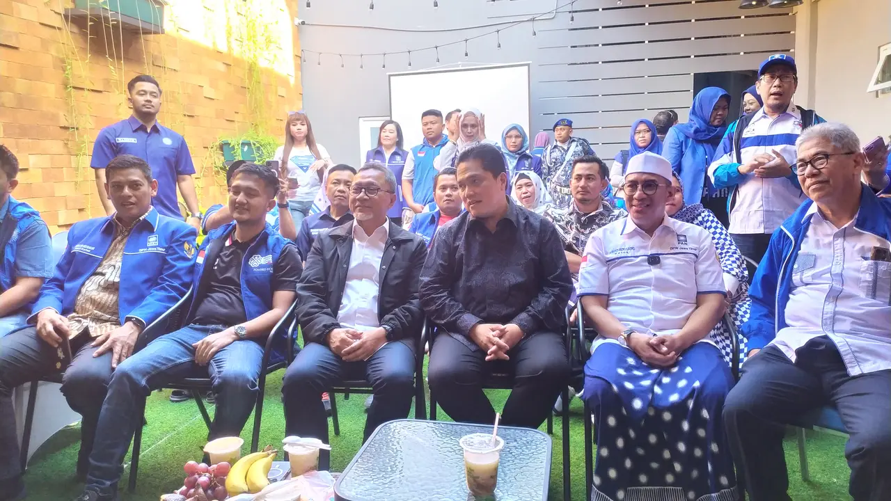 Erick Thohir bersama sejumlah pengurus PAN Jatim. (Istimewa)