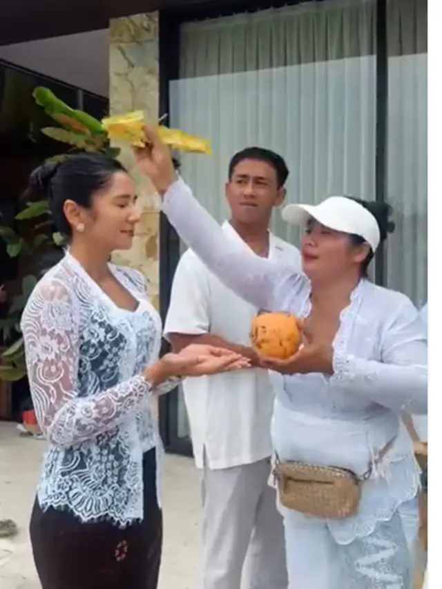 6 Potret Upacara Melaspas Vila Baru Fanny Ghassani di Bali, Intip Area Luarnya
