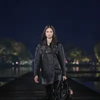 Lihat di sini koleksi Métiers d'Art 2024/25 Chanel di West Lake, Hangzhou, Tiongkok. [Dok/Chanel].