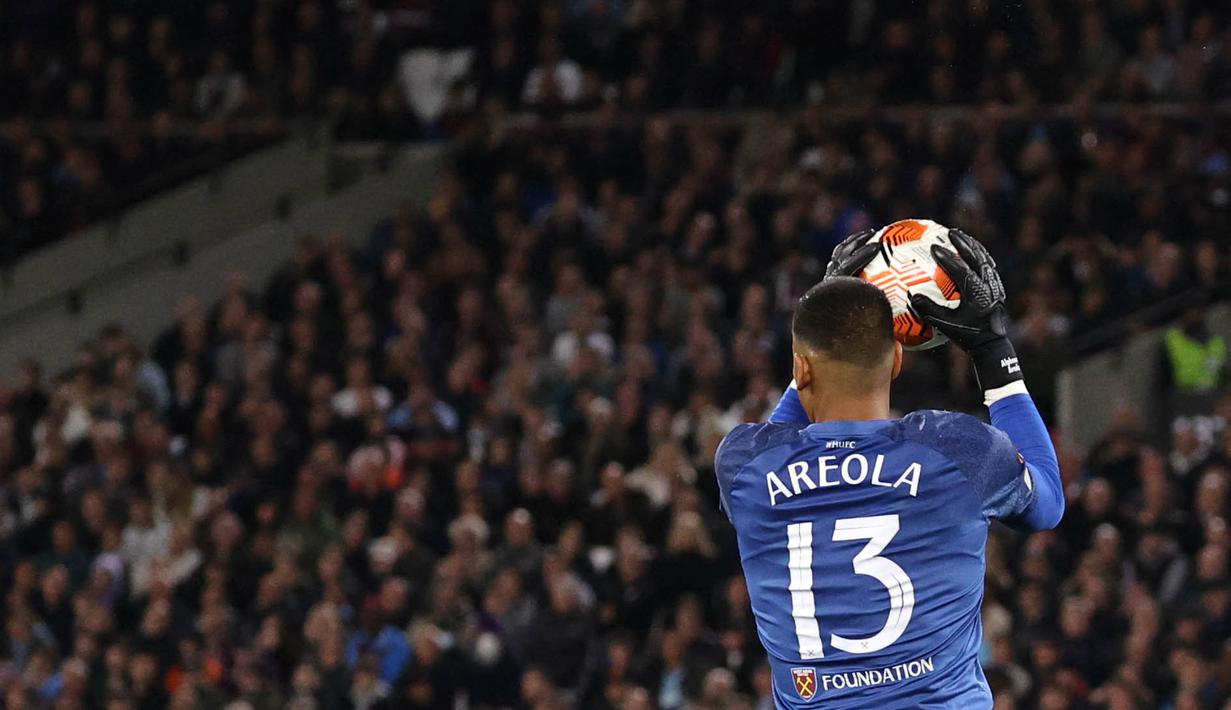 Berstatus sebagai pemain pinjaman dari Fulham, Alphonse Areola baru ditugaskan oleh David Moyes untuk bermain di ajang Carabao Cup dan Piala FA. (AFP/Sam Mellish)