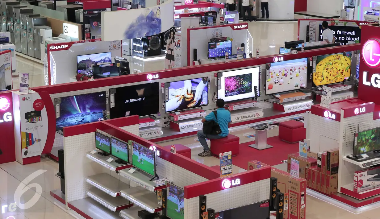 Pengunjung melihat produk elektronik yang dijual di Electronic city di Jakarta, Kamis (21/1). Industri elektronik dalam menghadapi Masyarakat Ekonomi ASEAN (MEA) dinilai masih rendah. (Liputan6.com/Angga Yuniar)