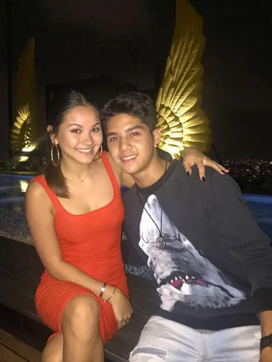 Dalam salah satu foto yang diunggah, Alyssa Daguise terlihat duduk berdampingan dengan tangan saling berpelukan, kekasih Al tersebut mengenakan baju seksi berwarna merah. (instagram.com/alghazali7)