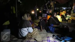 Korban gempa Aceh melewati malam di posko pengungsian di Pidie Jaya, Aceh, Kamis (8/12). Menurut data Badan Nasional Penanggulangan Bencana (BNPB), total jumlah pengungsi akibat gempa Aceh hingga kini mencapai 11.142 jiwa. (Liputan6.com/Angga Yuniar)