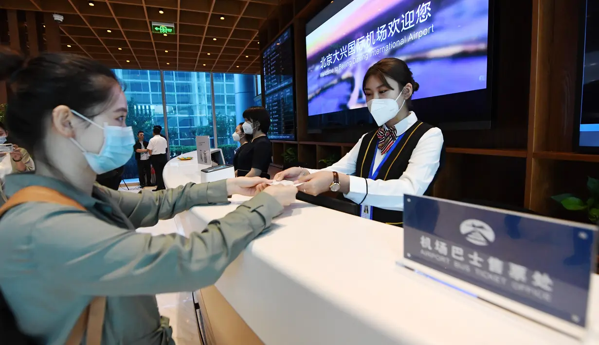 Seorang penumpang mendapatkan tiket layanan bus bandara di Terminal Kota Gu'an Bandara Internasional Daxing Beijing di Wilayah Gu'an, Provinsi Hebei, China, 16 September 2020. Terminal Kota Gu'an Bandara Internasional Daxing Beijing dibuka pada Rabu (16/9). (Xinhua/Zhang Chenlin)