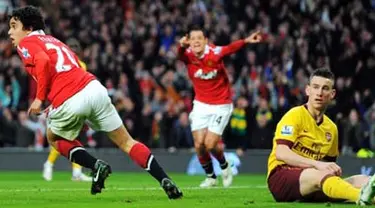 Bek Manchester United Fabio Da Silva (kiri) merayakan gol pembuka kemenangan 2-0 atas Arsenal di babak perempat final Piala FA pada 12 Maret 2011 di Old Trafford. AFP PHOTO/ANDREW YATES