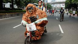Aksi tersebut untuk memperingati Hari Orangutan Sedunia 2025 dalam mendukung perlindungan dan pelestarian populasi satwa langka itu beserta habitatnya. (YASUYOSHI CHIBA/AFP)