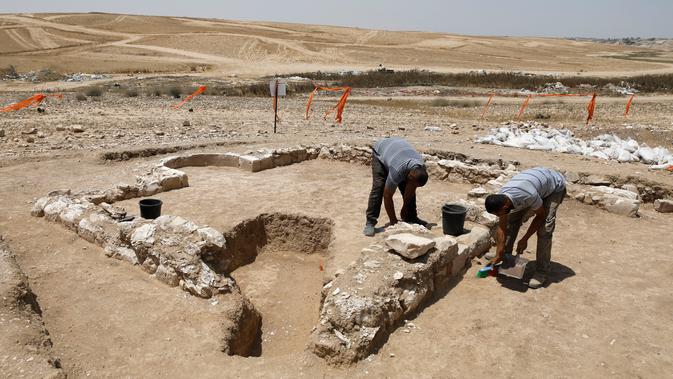 Pekerja dari otoritas barang antik Israel meneliti reruntuhan salah satu masjid kuno yang baru ditemukan di kota Rahat, gurun Negev pada 18 Juli 2019. Situs masjid kuno itu ditemukan tanpa sengaja dalam sebuah proyek pembangunan di daerah setempat. (MENAHEM KAHANA/AFP)