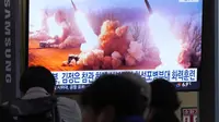 Sebuah layar TV menampilkan gambar peluncuran misil Korea Utara selama program berita di Stasiun Kereta Api Seoul di Seoul, Korea Selatan, Jumat (10/3/2023). Laporan media pemerintah pada Jumat di kesempatan itu, Kim Jong Un meminta pasukannya untuk mempertajam kesiapan tempur mereka dalam menghadapi "gerakan persiapan perang" dari saingannya. (AP Photo/Ahn Young-joon)