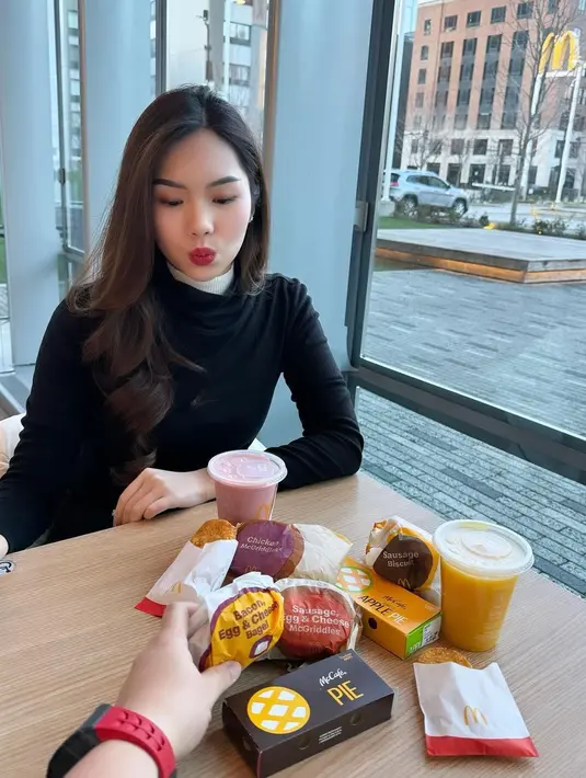 Ia tampil cantik dengan riasan wajah minimalis dan rambut panjangnya yang ditata ikal dan dibiarkan tergerai. [Foto: Instagram/gwen_ashley]