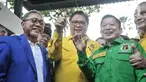 Ketua Umum Partai Amanat Nasional (PAN) Zulkifli Hasan, Ketua Umum Partai Golkar Airlangga Hartarto dan Ketua Umum PPP Suharso Monoarfa yang tergabung dalam Koalisi Indonesia Bersatu (KIB) menyapa awak media saat tiba di Gedung KPU RI, Jakarta Pusat, Rabu (10/8/2022). Kedatangan ketiga petinggi KIB tersebut terlihat mesra saat jalan bersama menuju Gedung KPU. (merdeka.com/Iqbal S Nugroho)