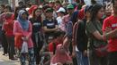 Calon penonton antre untuk mendapatkan tiket final bulu tangkis beregu putra di sekitar tiket boks di kawasan GBK, Jakarta, Rabu (22/8). Laga final bulu tangkis beregu putra mempertemukan Indonesia melawan China. (Liputan6.com/Helmi Fithriansyah)