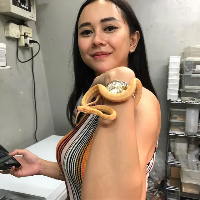 6 Potret Aura Kasih Berkalung Ular Ini Jadi Sorotan