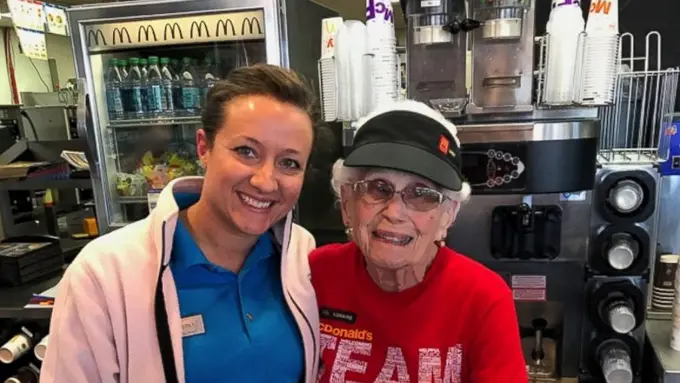 [Bintang] Tetap Bekerja di Usia 94 Tahun, Alasan Nenek Ini Bikin Terharu