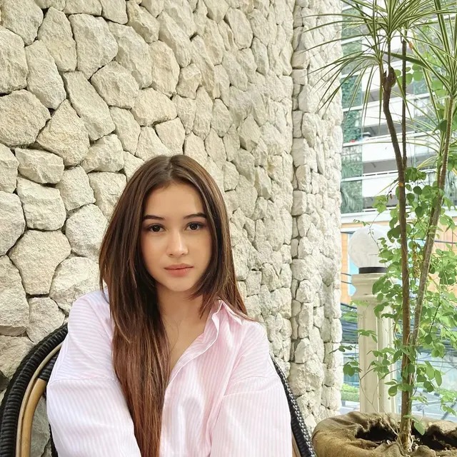 6 Potret Terbaru Sandrinna Michelle, Penampilannya Disebut Makin Dewasa