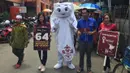 Maskot Piala Dunia 2022 La'eeb saat berfoto bersama warga Banjarmasin. (Dok. SCM)