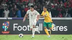 Pemain Timnas Indonesia, Wahyu Prasetyo (kiri) berebut bola dengan pemain Australia, Samuel Silvera pada laga Kualifikasi Piala Dunia 2026 yang berlangsung di Stadion Utama Gelora Bung Karno (SUGBK), Senayan, Jakarta, Selasa (10/09/2024). (Bola.com/Bagaskara Lazuardi)