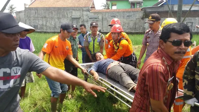 Evakuasi wanita pemanjat tower Sutet. (Foto: Liputan6.com/Basarnas/Muhamad Ridlo)