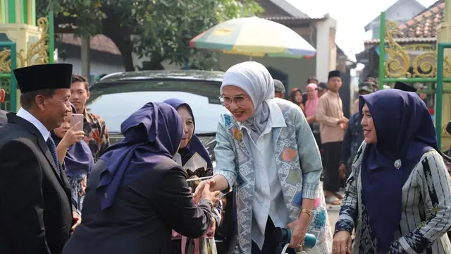 Gaya Outer Arzeti Bilbina (Foto: Instagram @arzetibi)