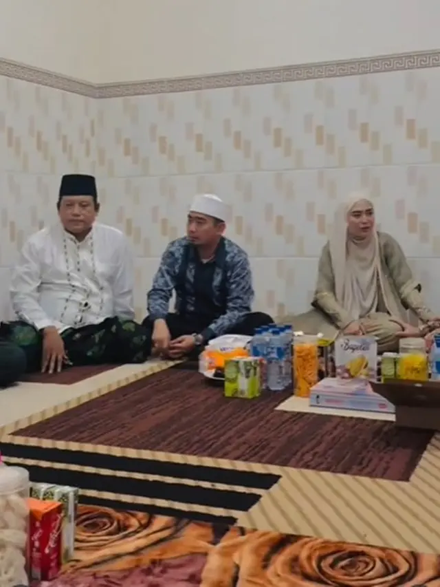 6 Potret April Jasmine dan Ustaz Solmed Kunjungi Ponpes Al Khoziny Pasca Ambruk