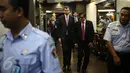 Menkumham Yasonna Laoly dan Menteri Kehakiman Australia, Michael Keenan berjalan bersama usai menggelar pertemuan di Kemenkumham, Jakarta, Selasa (9/8). Pertemuan membahas masalah hukum antara Indonesia dan Australia. (Liputan6.com/Faizal Fanani)