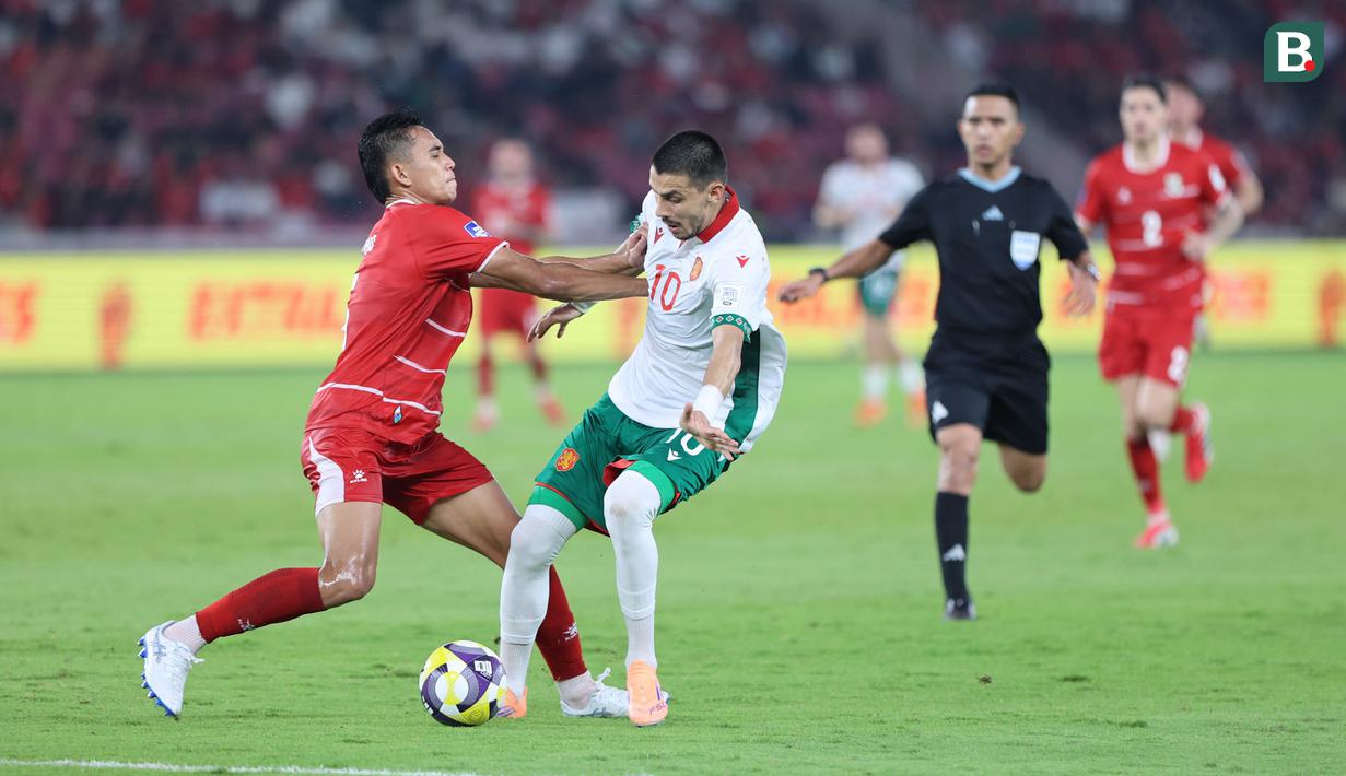 Pemain Timnas Indonesia, Rizky Ridho, berusaha mengahalau pemain Bulgaria, Zdravko Dimitrov, dalam laga final FIFA Series 2026 di Stadion Utama Gelora Bung Karno (SUGK), Senayan, Jakarta, Senin (30/03/2026). (Bola.com/M Iqbal Ichsan)