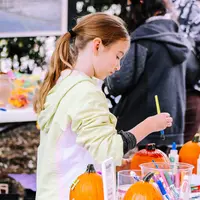 Hobi merupakan hal yang dapat membantu menyalurkan kreativitas anak. (Foto: Pexels/Rosemary Ketchum)