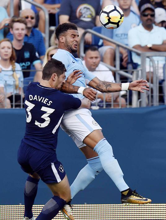 Bek Manchester City, Kyle Walker, berebut bola dengan bek Tottenham Hotspur,  Ben Davies pada laga ICC 2017 di Stadion Nissan, Nashville, AS (29/7/2017). Manchester City menang 3-0 atas Tottenham Hotspur. (AP/Mark Zaleski)