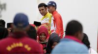 Dady Suryadi dan  Amir Kohladouz saat berada di podium usai etape ke-4 Tour de Singkarak, Agam, Sumatera Barart. (Bola.com/NIcklas anoatubun)