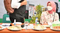 Dihadapan Atalia Praratya sang istri, Gubernur Ridwan Kamil atau kang Emil memakai salah satu produk tas gendong hasil pengrajin kulit Sukaregang Garut. (Liputan6.com/Jayadi Supriadin)