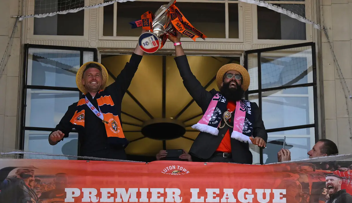 Manajer Luton Town, Rob Edwards (kiri) bersama Walikota Luton, Mohammed Yaqub Hanif mengangkat trofi ketika parade kemenangan di Luton, Inggris pada Senin (29/05/2023) waktu setempat. The Hatters sukses menyegel tiket promosi ke Liga Inggris 2023/2024 setelah memenangkan laga play-off divisi Championship melawan Covetry City 6-5 melalui adu penalti di Wembley, Sabtu (27/5/2023). (AFP/Daniel Leal)