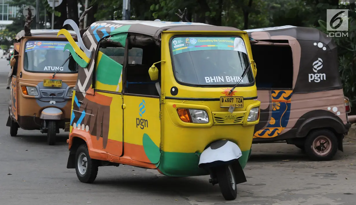 Sejumlah bajaj bermotif maskot Asian Games 2018 menunggu penumpang di kawasan Monas, Jakarta, Kamis (17/5). Bajaj-bajaj itu dicat serta dihias hingga menyerupai tiga maskot Asian Games 2018, yaitu Bhin Bhin, Atung dan Kaka. (LIputan6.com/Arya Manggala)