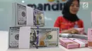 Teller tengah menghitung mata uang rupiah dan dolar di Bank Mandiri, Jakarta, Kamis (10/1). Hingga hari ini, US$ 1 dibanderol Rp 14.020. Rupiah menguat 0,71% dibandingkan posisi penutupan perdagangan hari sebelumnya. (Liputan6.com/Angga Yuniar)