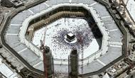Sebuah gambar pada 4 Juli 2022 menunjukkan pandangan umum Ka'bah (tengah) di Masjidil Haram, kota suci Mekah saat Arab Saudi menampung sekitar satu juta orang untuk ziarah haji. Satu juta peziarah yang divaksinasi di bawah usia 65 tahun akan menghadiri haji di bawah kondisi sanitasi yang ketat, dengan Masjidil Haram, digosok dan didesinfeksi 10 kali sehari. (Rania SANJAR / AFP)