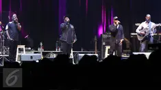 Grup vokal Boyz II Men berduet dengan Brian McKnight dalam konser bertajuk The 90's Soul Ace di kawasan Kasablanka, Jakarta, Kamis (8/12). Mereka bersama-sama menyanyikan lagu It's So Hard To Say Goodbye To Yesterday. (Liputan6.com/Herman Zakharia)