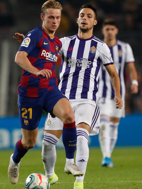 Gelandang Barcelona, Frenkie de Jong mengontrol bola saat menjamu Real Valladolid dalam pertandingan pekan ke-11 La Liga di Camp Nou, Selasa (29/10/2019). Barcelona sukses merebut puncak klasemen La Liga pekan ini setelah menang telak dengan skor 5-1 atas Valladolid. (AP/Joan Monfort)