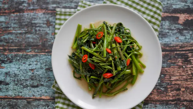 ilustrasi manfaat kangkung/Aris Setya/shutterstock