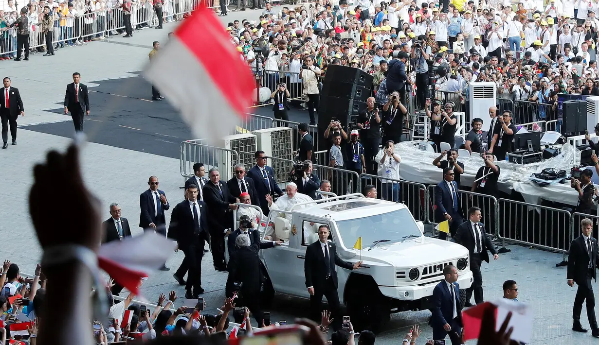 Paus Fransiskus tiba untuk menghadiri misa kudus di Stadion Utama Gelora Bung Karno (SUGBK) Jakarta pada Kamis 5 September 2024. (Adi WEDA/POOL/AFP)