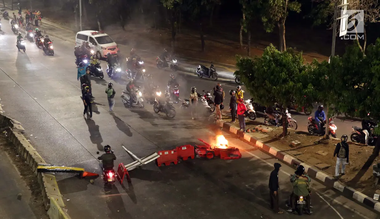 Massa membuat blokade di jalan Gatot Subroto bawah jembatan layang Gerbang Pemuda, Jakarta, Rabu (29/9/2019). Massa yang rata-rata berseragam sekolah dan pramuka bentrok dengan petugas sehingga jalan depan Kompleks Parlemen lumpuh. (Liputan6.com/Helmi Fithriansyah)